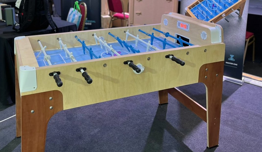 Maker Gol: metegol de guatambú y cedro con marcador digital, en la expo